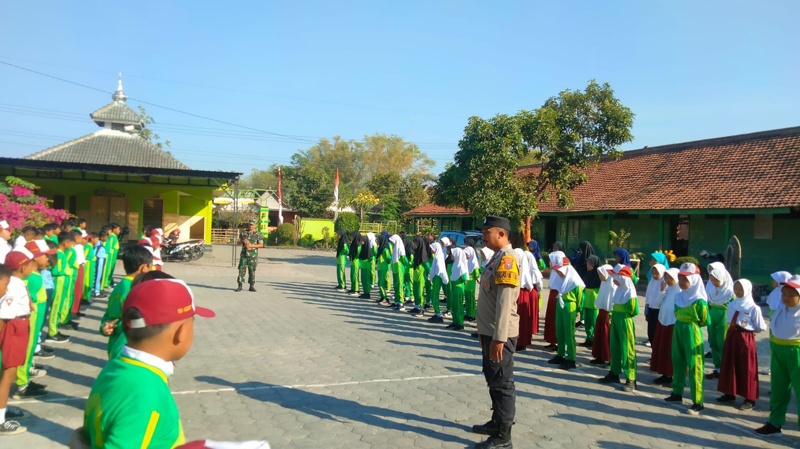 Tanamkan Sikap Disiplin Sejak Dini, Bhabinkamtibmas Desa Kedugdowo Latih PBB Siswa SD N Kedugdowo