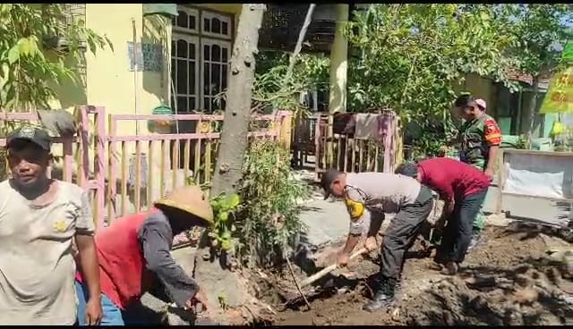 Bhabinkamtibmas Polsek Nganjuk Kota Bersama-sama Warga Bangun Saluran Air