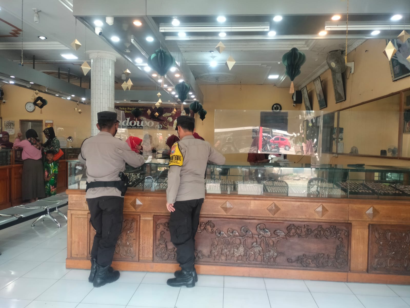 Personil Polsek Kertosono Berikan Himbauan Kamtibmas Saat Patroli Toko Emas