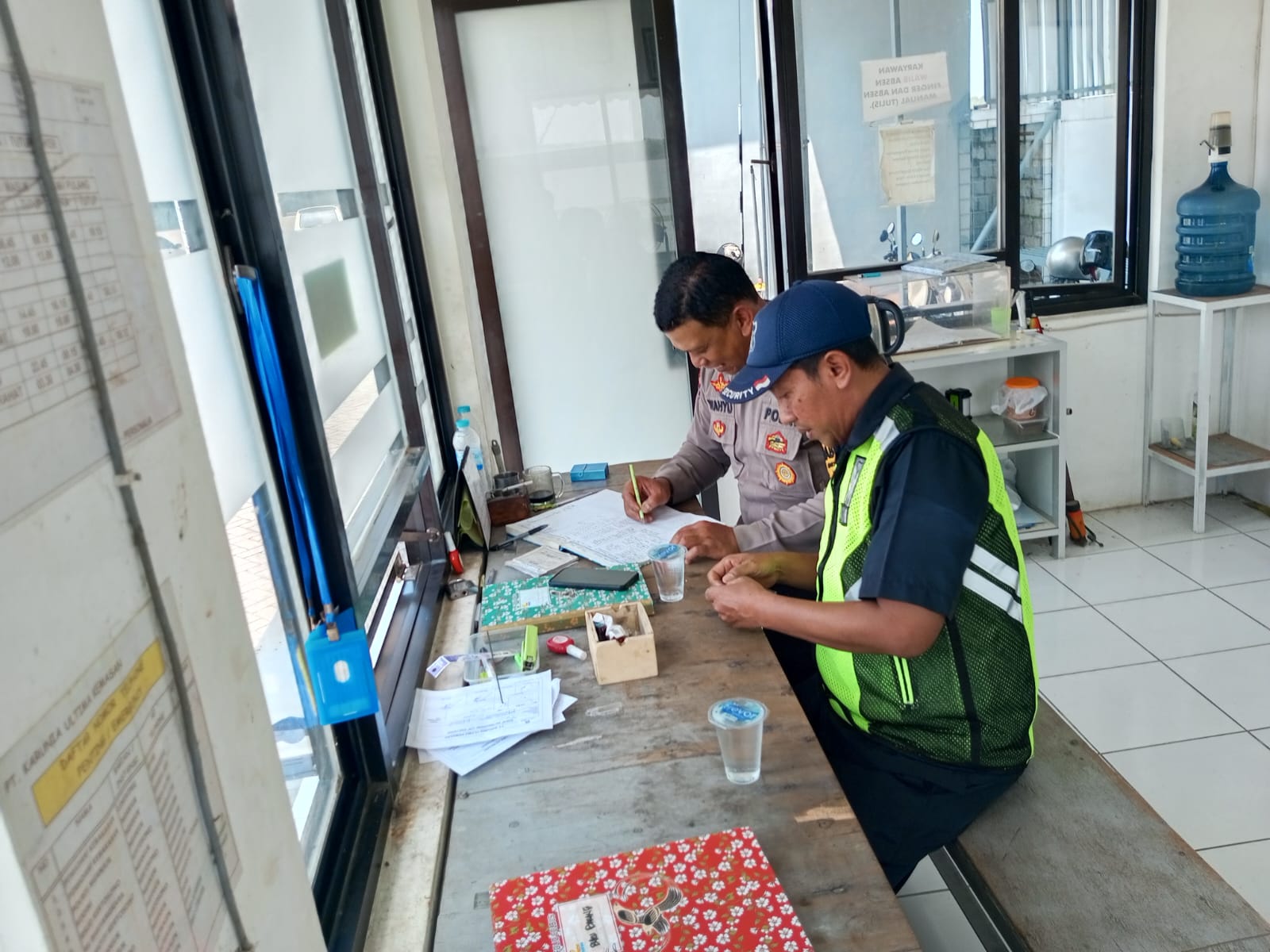 Anggota Polsek Jatikalen Lakukan Giat Patroli Beri Himbauan Kepada Security Pabrik PT karunia Ultima Kemasan