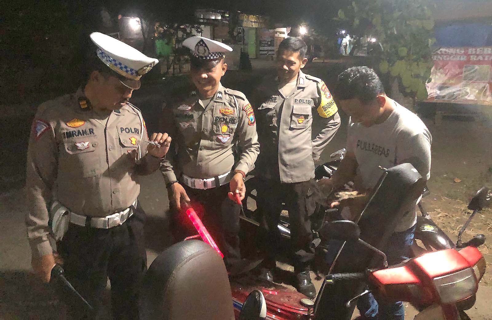 Cegah Kejahatan Jalanan, Polsek Warujayeng Gelar Patroli Malam & Razia SREG