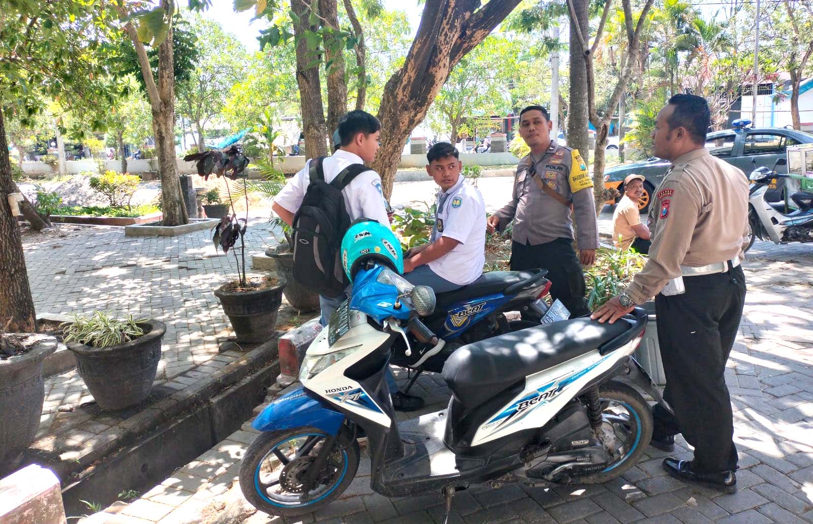 Polsek Nganjuk Kota Beri Himbauan Kepada Pelajar yang Nongkrong Saat Pulang Sekolah