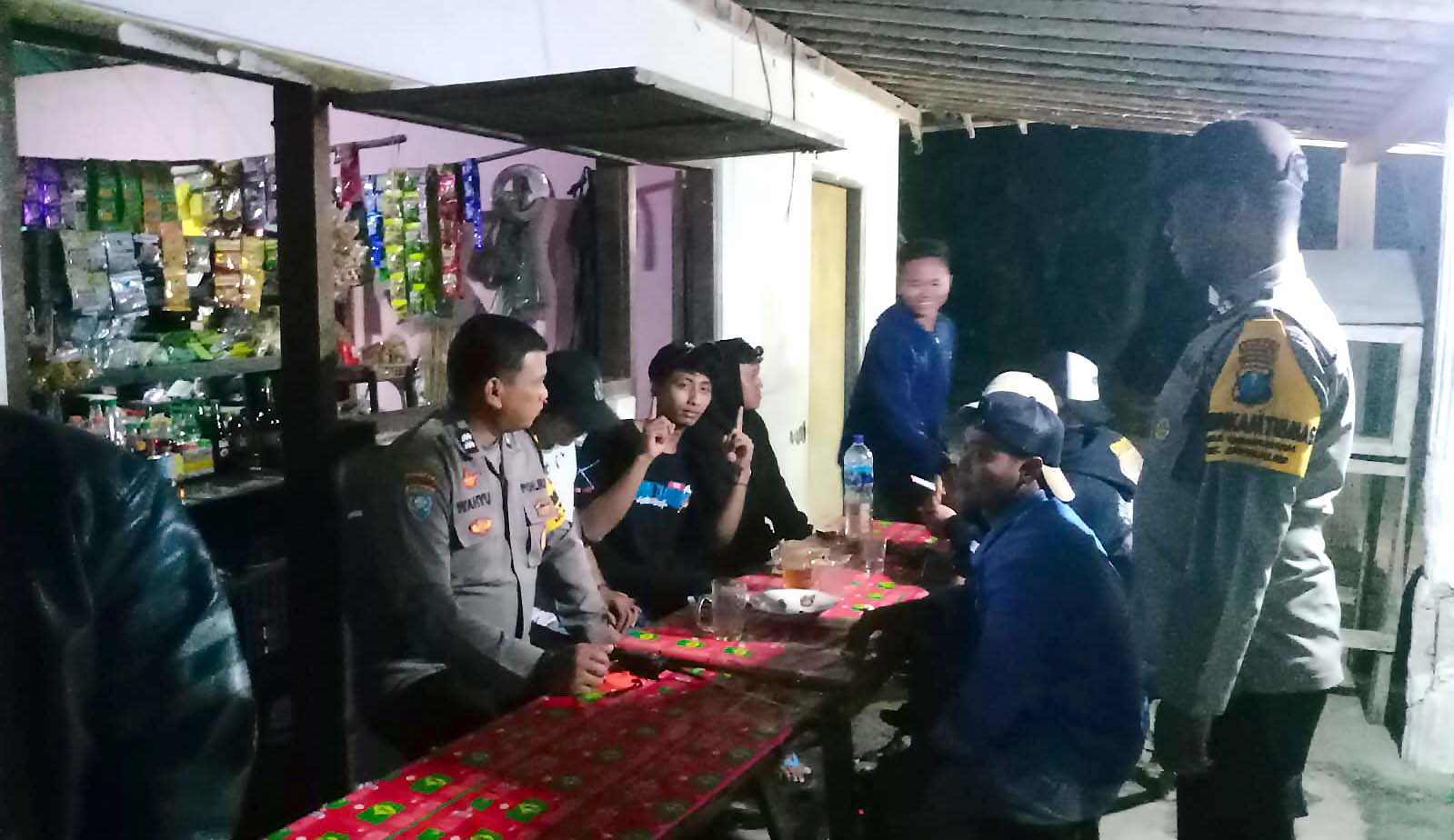 Patroli Malam Bhabinkamtibmas Polsek Jatikalen Polres Nganjuk Sambangi Warga Beri Himbauan Kamtibmas