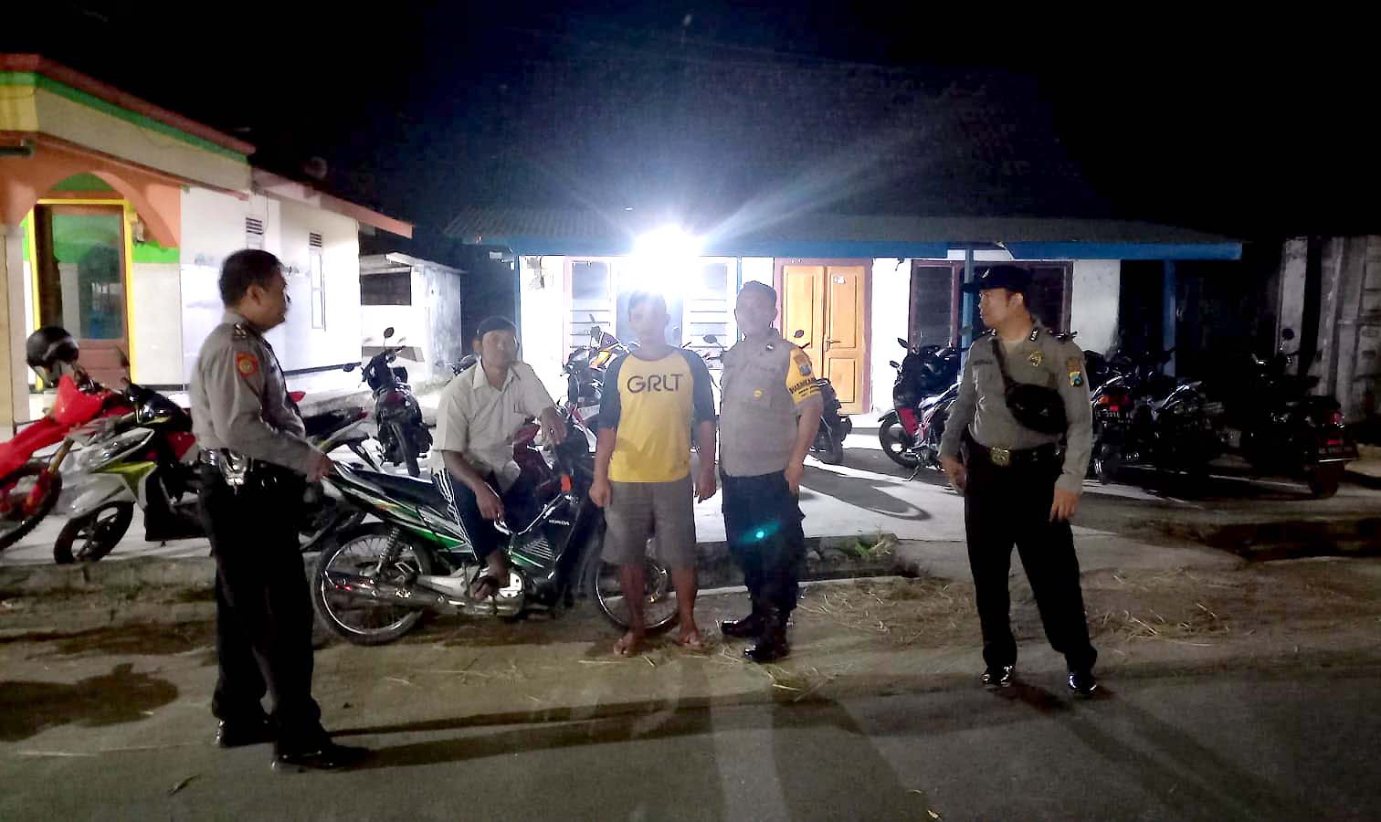 Patroli Dialogis Malam Hari, Polsek Jatikalen Ajak Warga Jaga Kamtibmas Dilikungan Masing-masing