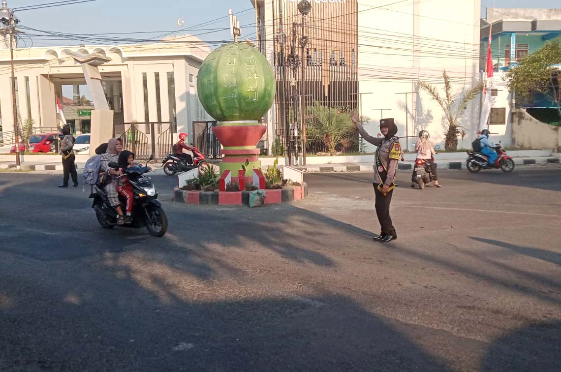 Peringati Hari Jadi ke-75, Polwan Polsek Warujayeng Turun ke Jalan