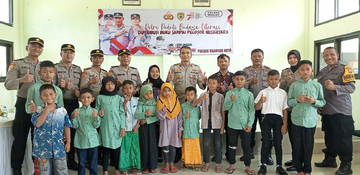 Polri Peduli Budaya Literasi, Polsek Nganjuk Kota Bagikan Buku