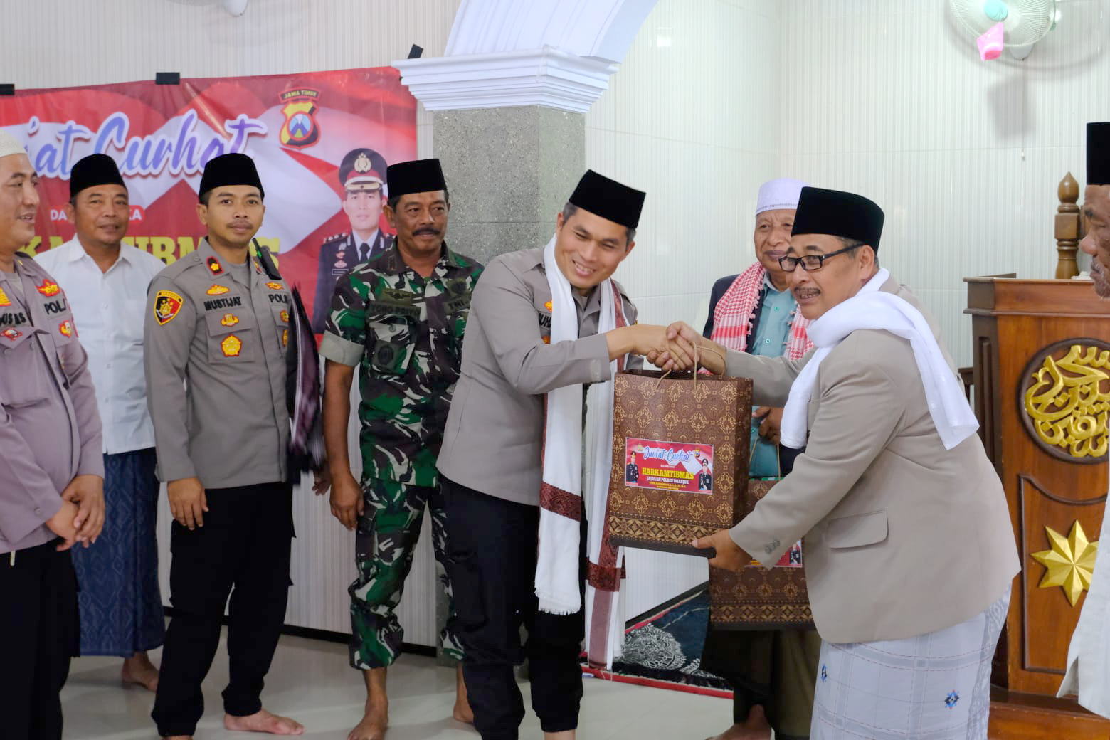 Kapolres Nganjuk, Sambangi Masjid Baitul Muttaqin Desa Drenges dalam Kegiatan Safari Jumat dan Jumat Curhat
