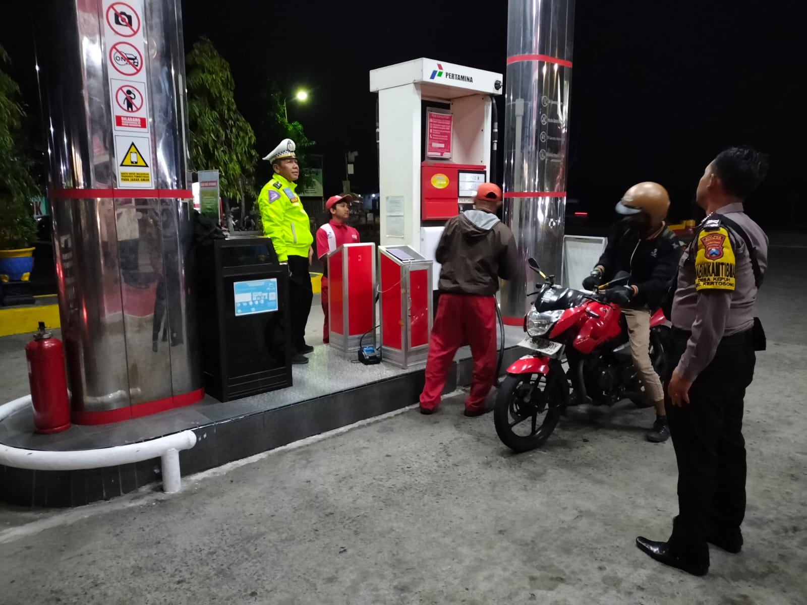 Antisipasi Tindak Kejahatan Saat Dini Hari, Polsek Kertosono Melakukan Patroli di SPBU