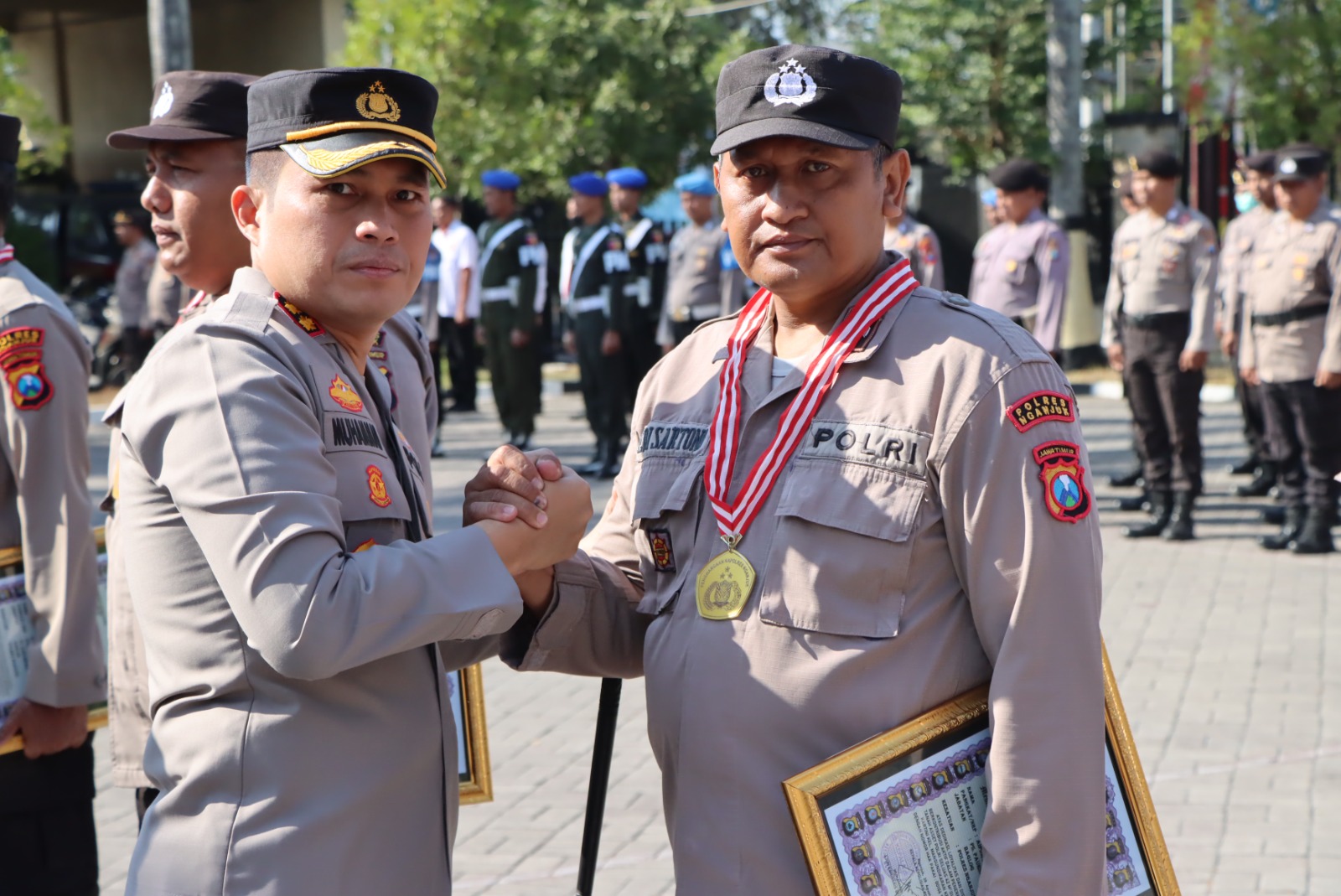 Kapolres Nganjuk Beri Penghargaan Kepada Anggotanya dalam Penerbitan Sertifikat Tanah Asset Polri