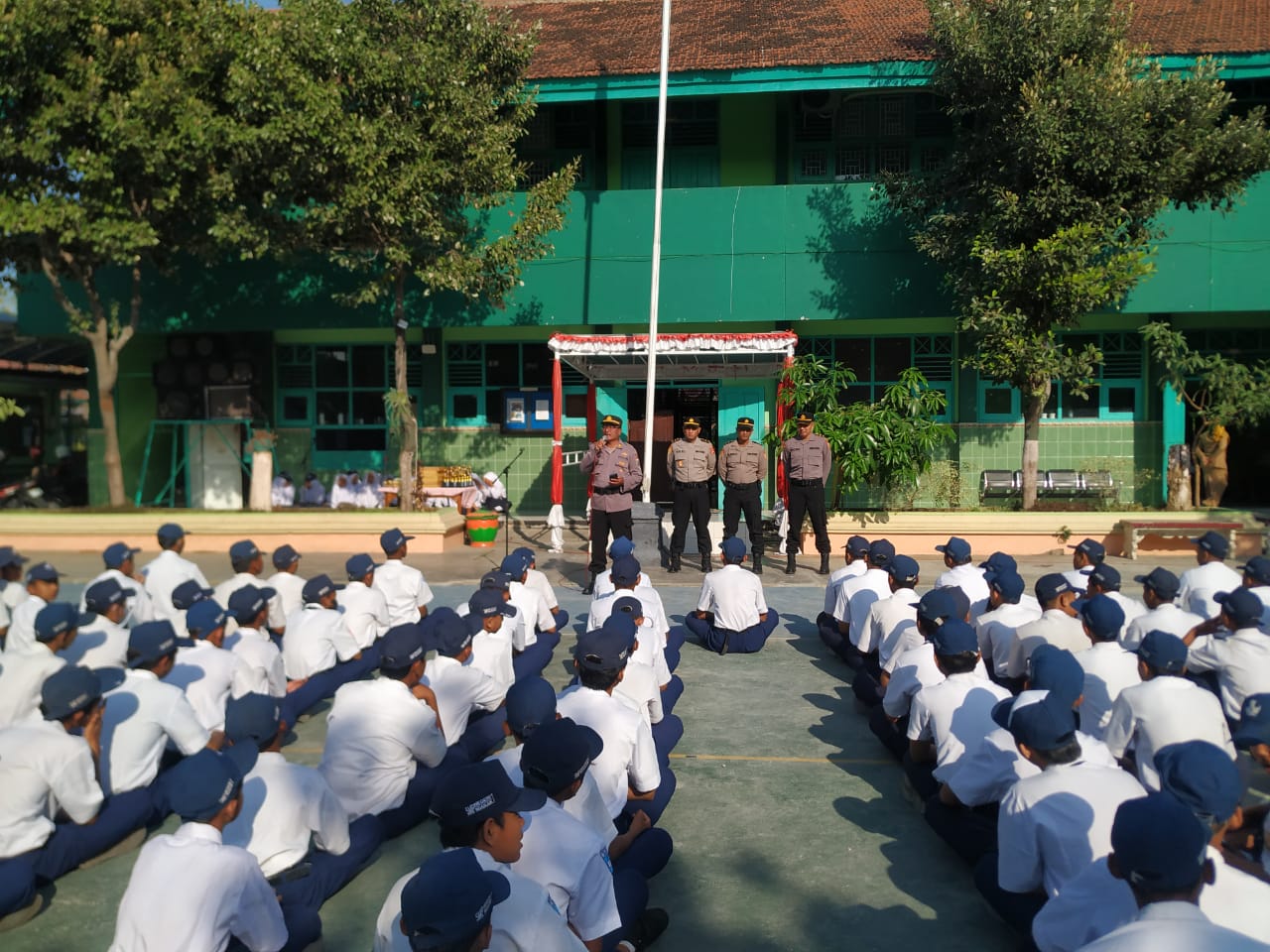Kanit Binmas Polsek Nganjuk Kota Berikan Penyuluhan Bahaya Kenakalan Remaja Kepada Siswa SMP N 7 Nganjuk