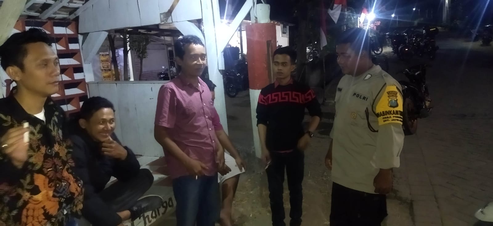 Bhabinkamtibmas Polsek Jatikalen Sambang di Pos Kamling Wilayah Binaan Titipkan Pesan Kamtibmas