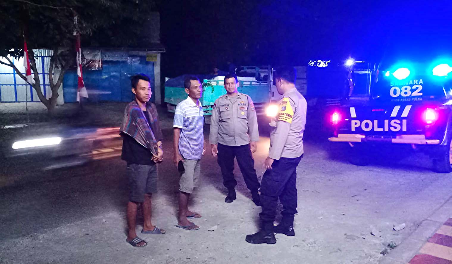 Patroli Dialogis Malam Hari, Upaya Personel Polsek Jatikalen Cegah Gangguan Kamtibmas