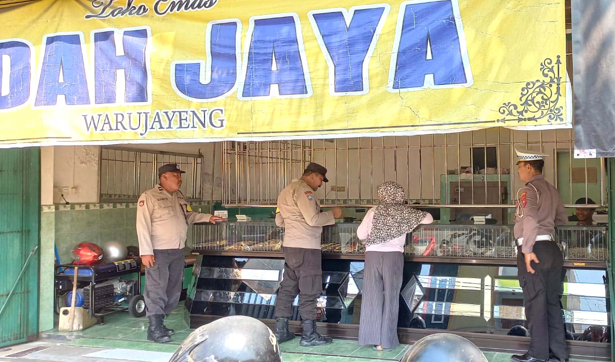 Beri Rasa Aman, Patroli Polsek Warujayeng Himbau Pengunjung Toko Emas