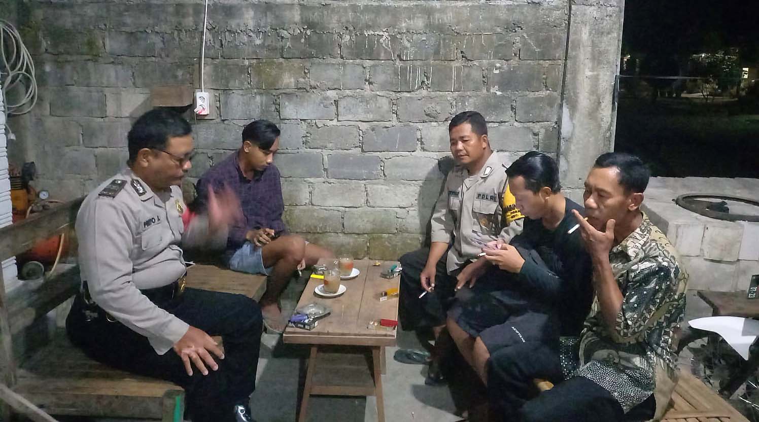 Laksanakan Patroli Dialogis Di Malam Hari Dan Sambang Warga Dan Berikan Pesan Pesan Kamtibmas