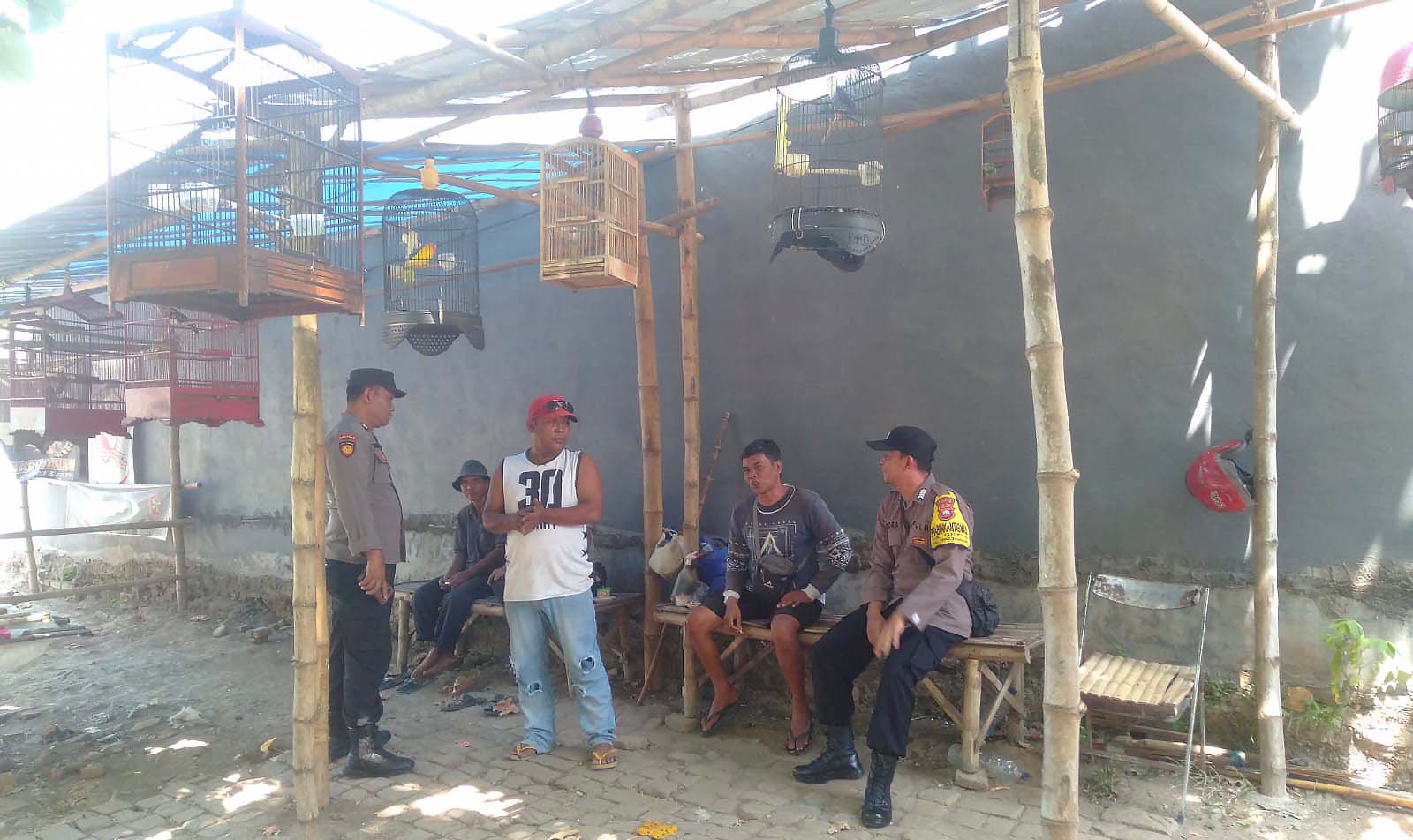 Kelola Kamtibmas, Patroli Polsek Warujayeng Dialogis dengan Pengunjung Pasar Burung