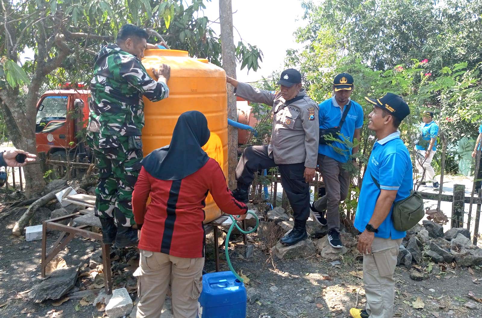 Polres Nganjuk Bersama BPBD dan Siswa SMKN 1 Lengkong Berikan Bantuan Air Bersih kepada Warga Desa Ngepung yang Terdampak Krisis Kekeringan