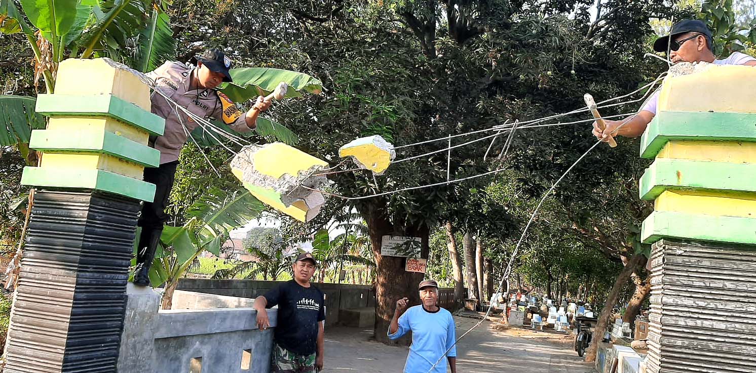 Bhabinkamtibmas Polsek Nganjuk Kota Bersama-sama Warga Bangun Pintu Masuk Pemakaman Kelurahan Ploso