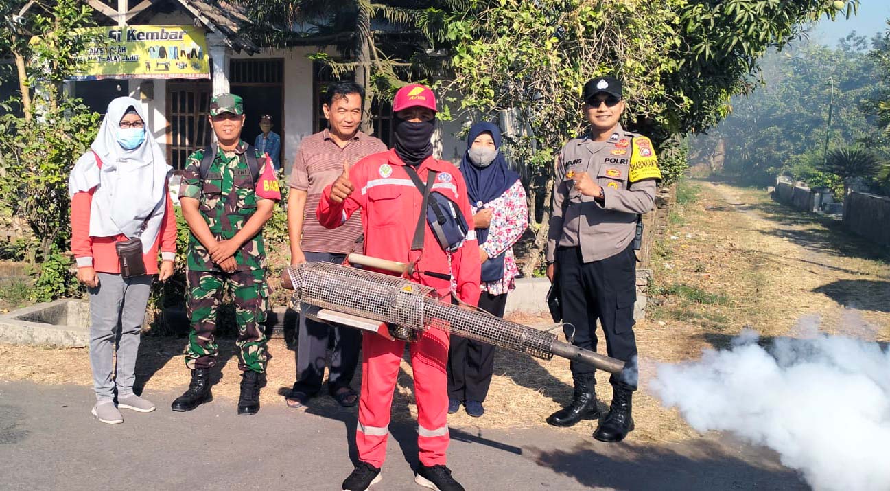 Cegah DBD, Bhabinkamtibmas Jogomerto Asistensi Fogging di Desa Binaannya