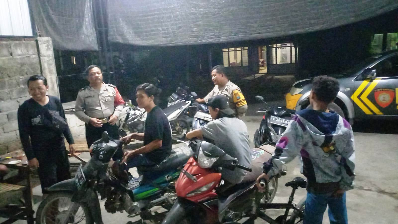 Polsek Jatikalen Patroli Malam Hari, Polisi Berikan Himbauan Kepada Pemuda