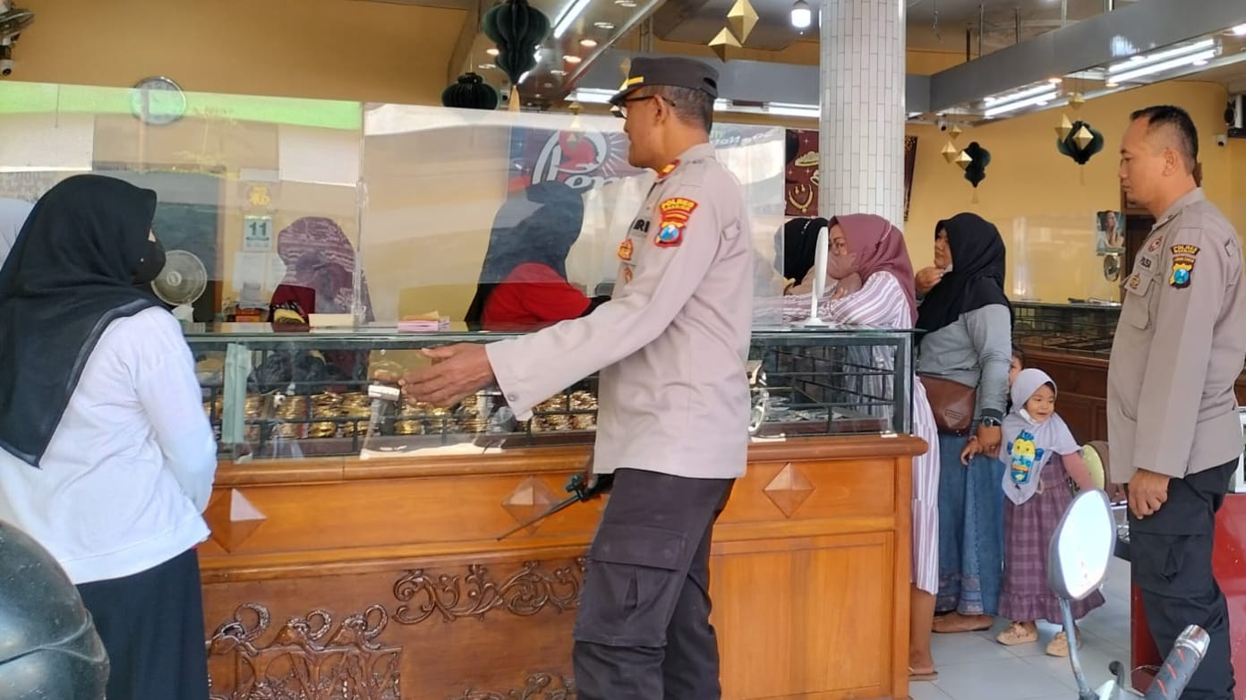 Personil Polsek Kertosono Berikan Himbauan Kamtibmas Saat Patroli Toko Emas