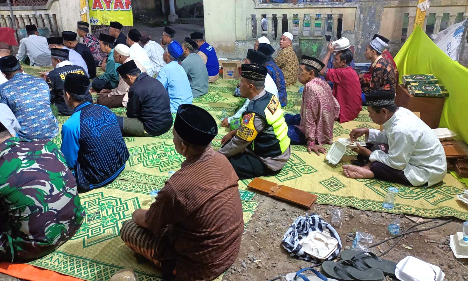 Babinkamtibmas Polsek Nganjuk Kota Kelurahan Ringinanom Hadiri semaan Mantab dan Dzikrul Ghofilin Ahad Wage