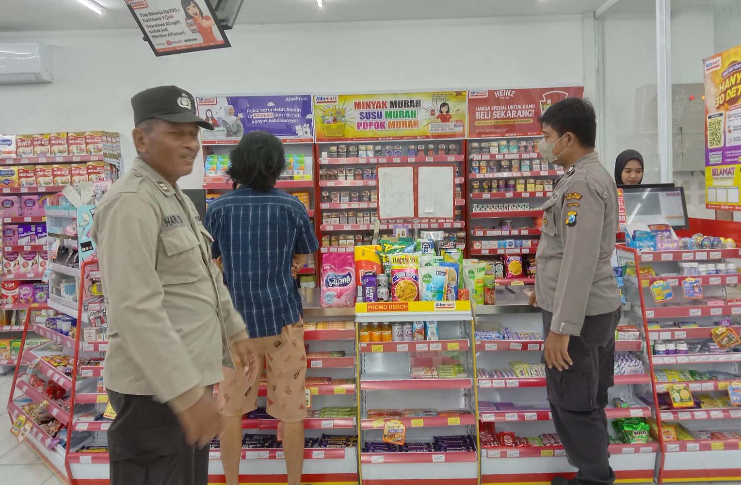 Jaga Kamtibmas Dengan Polsek Jatikalen Patroli Pertokoan Saat Malam hari