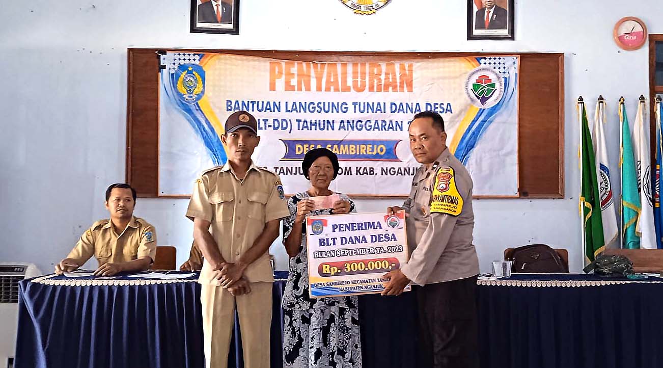 Bhabinkamtibmas Sambirejo Asistensi Penyaluran BLT-DD kepada Warganya