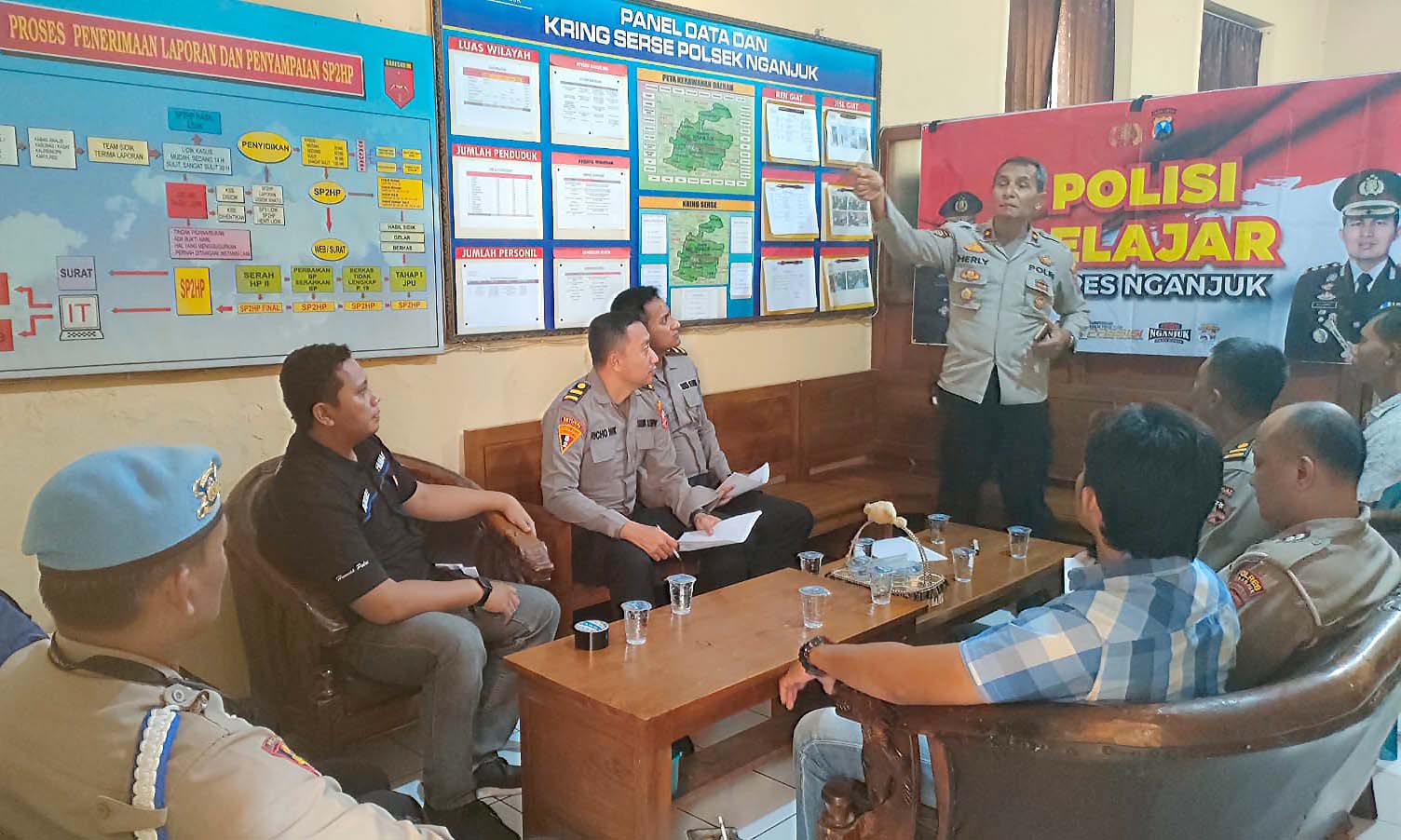 Kapolsek Nganjuk Kota Berikan Materi Polisi Belajar Guna Tingkatkan Kemampuan Personel