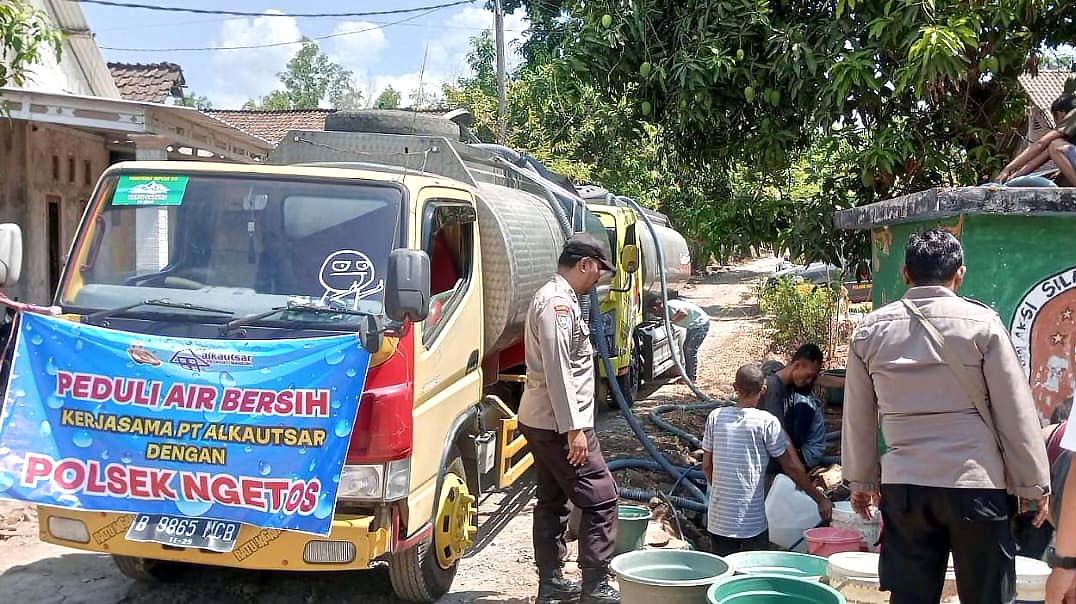 Polsek Ngetos Bersama BPBD Kabupaten Nganjuk dan Pemdes Salurkan Air Bersih untuk 120 KK Warga Dusun Jatirejo
