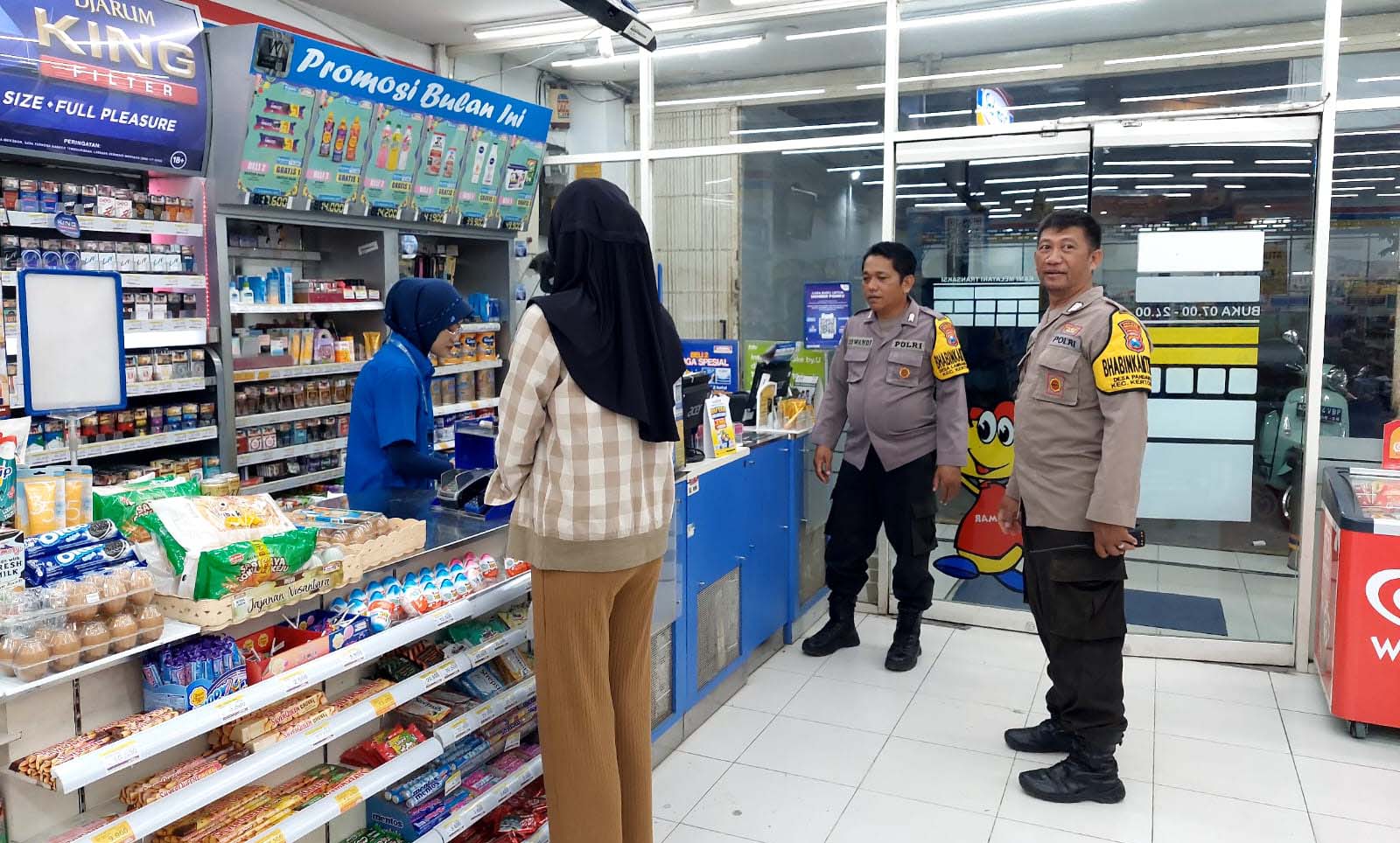 Antisipasi Curanmor anggota Polsek Kertosono Berikan Himbauan Kamtibmas saat Patroli Toko Swalayan