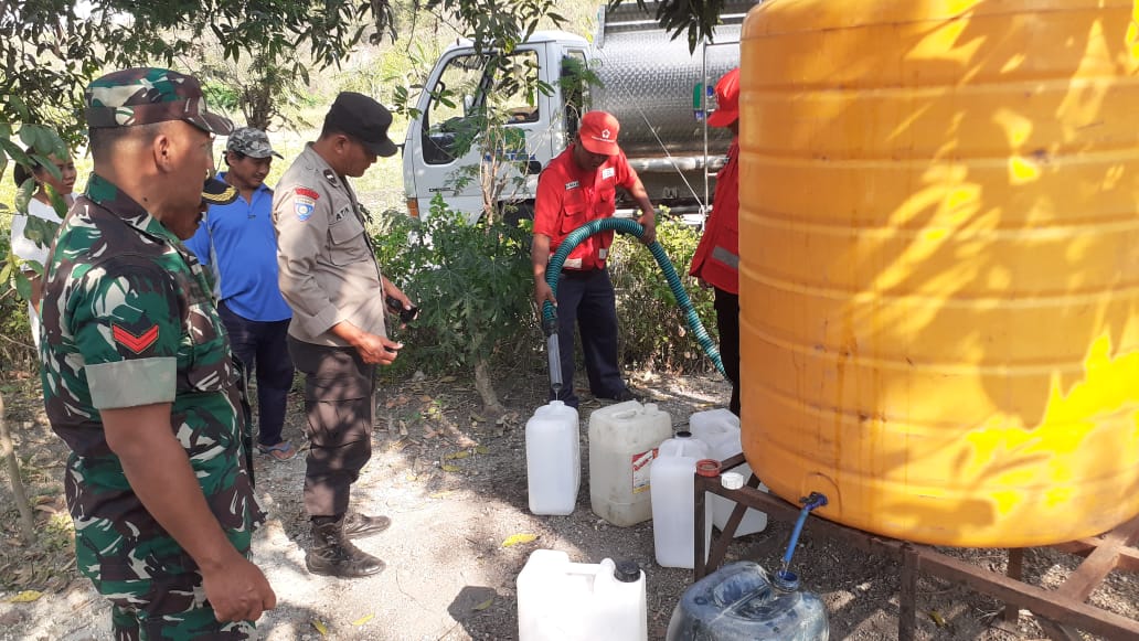 Bersinergi dengan PMI, Pemdes, Bhabinkamtibmas dan Babinsa Desa Pule Distribusikan Bantuan Air Bersih Untuk Warga