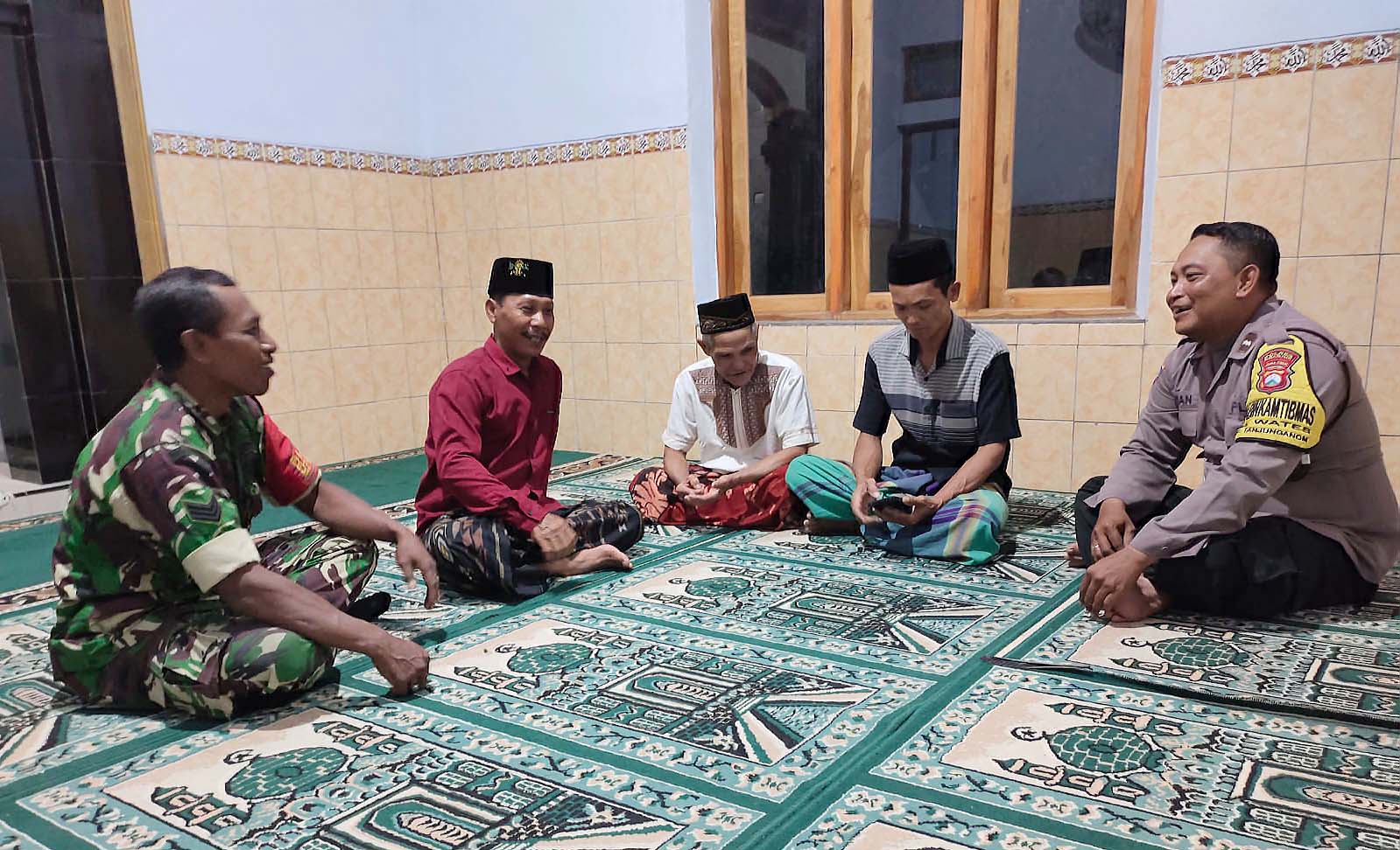 Sambangi Jamaah Mushola Al-Mu’min, Bhabinkamtibmas Wates Ajak Warga Jaga Kerukunan