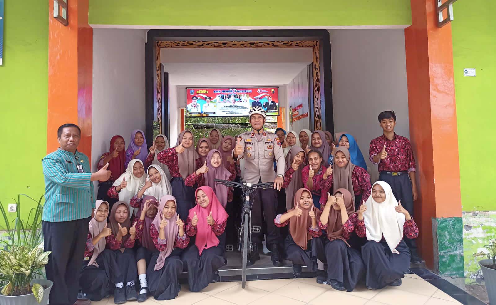 Melalui Patroli Sepeda Kapolsek Nganjuk Kota Pantau Sitkamtibmas dan Berikan Himbauan Kamtibmas