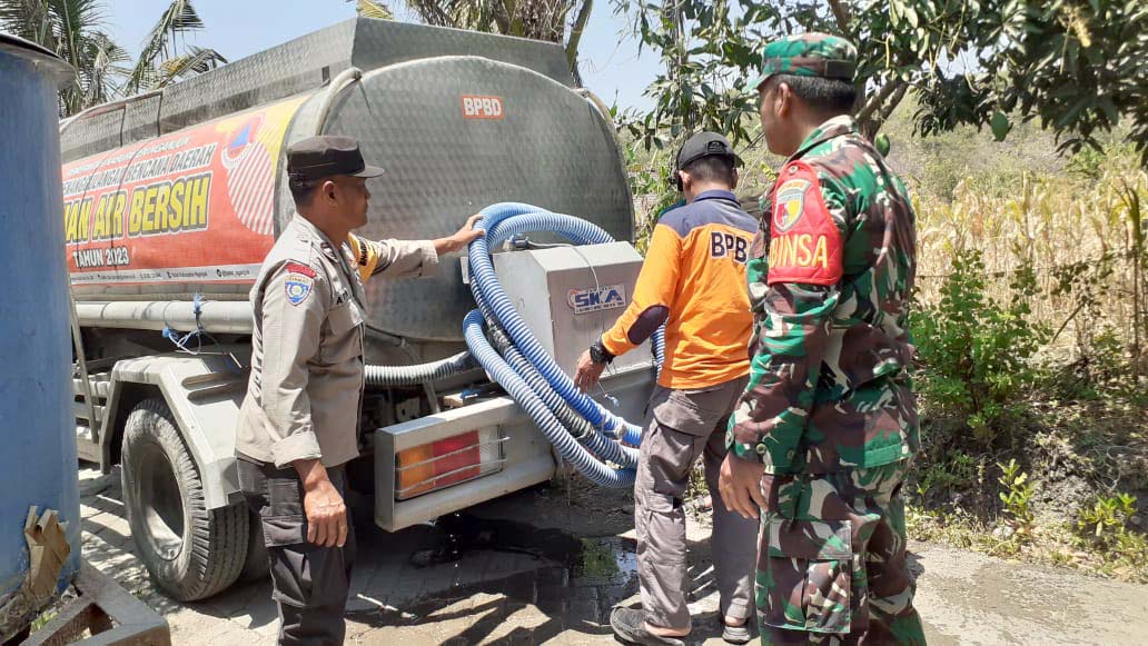 Terdampak Kekeringan, Bhabinkamtibmas Desa Pule Polsek Jatikalen Dampingi Penyaluran Bantuan Air Bersih