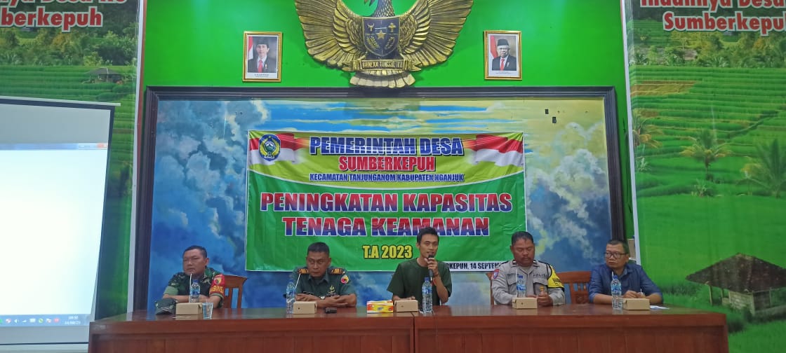 Asistensi Bhabinkamtibmas Sumberkepuh terhadap Peningkatan Kapasitas Tenaga Keamanan di Desa Binaannya