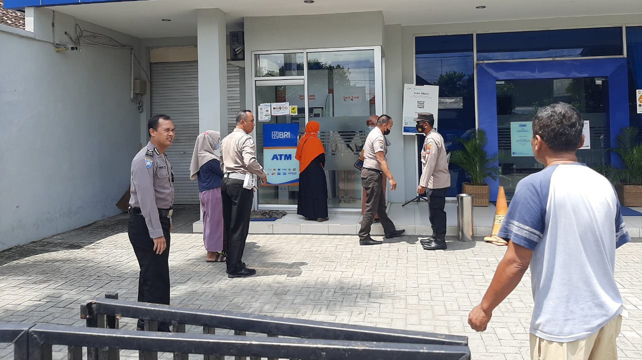 Polsek Kertosono Berikan Himbauan Kamtibmas saat Patroli di ATM Bank BRI Jl. Surabaya Lama