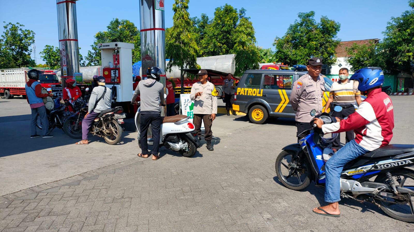 Cek Stok BBM, Patroli Samapta Sampaikan Himbauan Kamtibmas