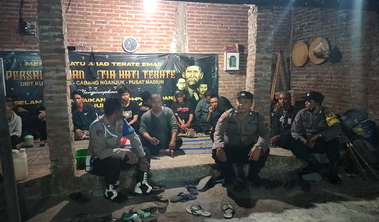 Patroli Malam Polsek Warujayeng Sambangi Warga PSHT Kujonmanis