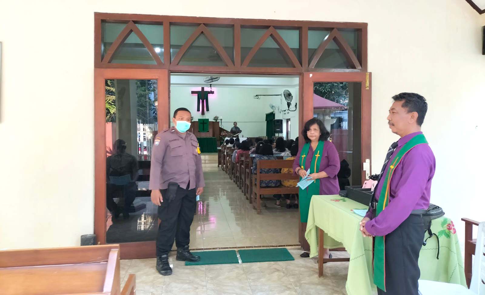 Sambangi Gereja, Bhabinkamtibmas Polsek Nganjuk Kota Laksanakan Minggu Kasih