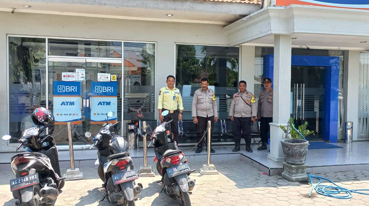 Patroli Perbankan, Personel Polsek Warujayeng Ingatkan Security Selalu Waspada