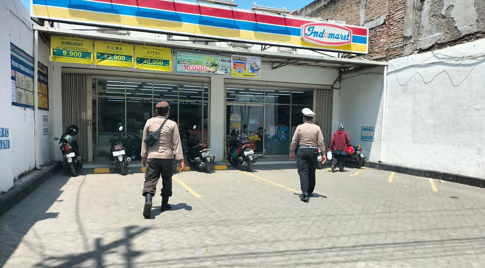 Antisipasi Curanmor anggota Polsek Kertosono Berikan Himbauan Kamtibmas saat Patroli Toko Swalayan