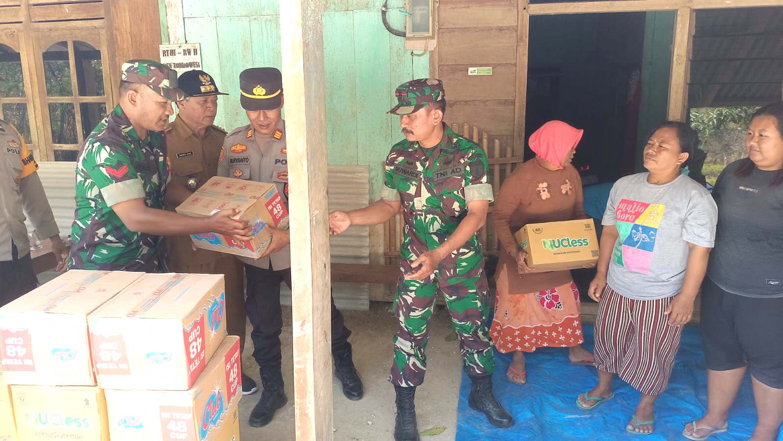 Terdampak Kekeringan di Wilayah kecamatan Jatikalen Forpincam Kecamatan Jatikalen Memberikan Bantuan Air Minum Kemasan