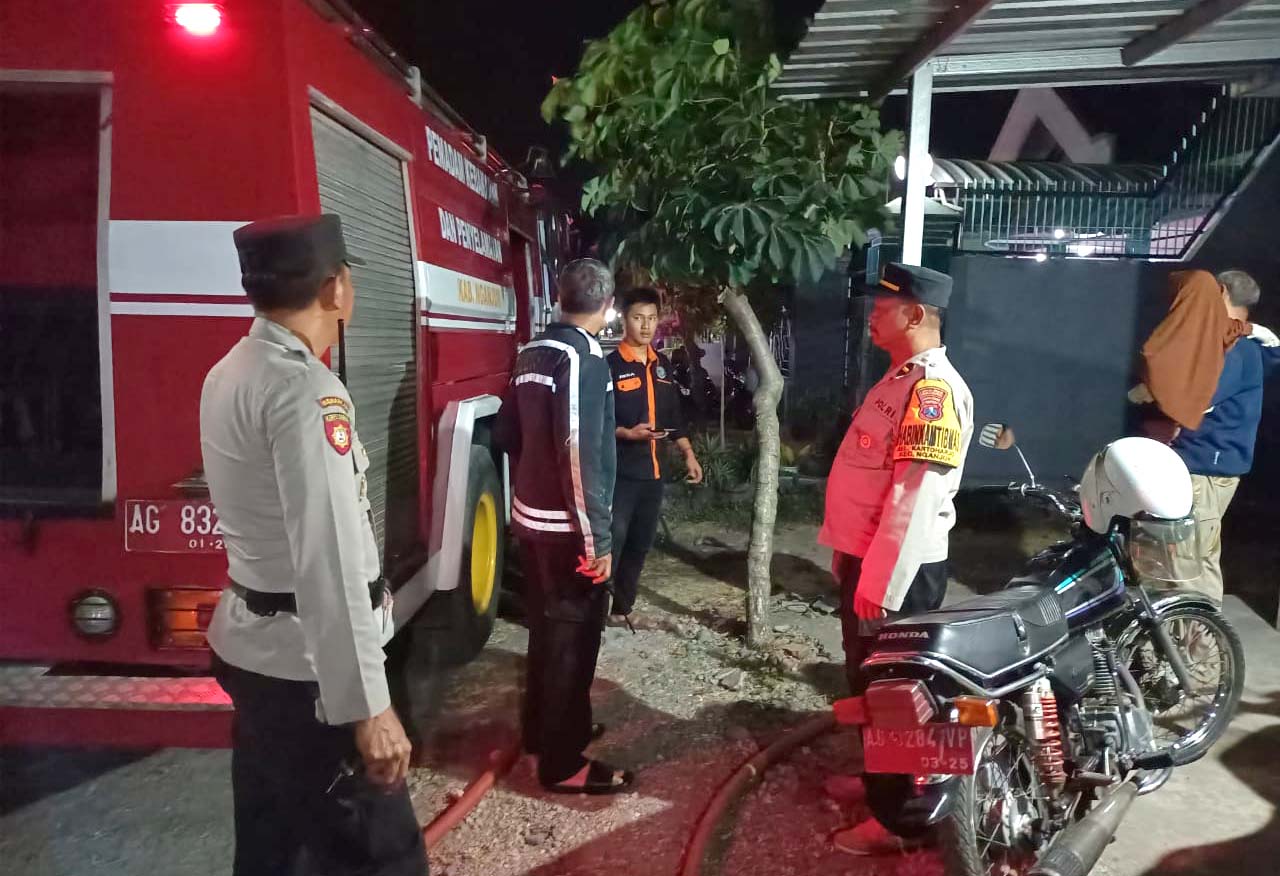 Kapolsek Nganjuk Kota Bersama Anggota Datangi TKP Kebakaran Rumah di Kartoharjo
