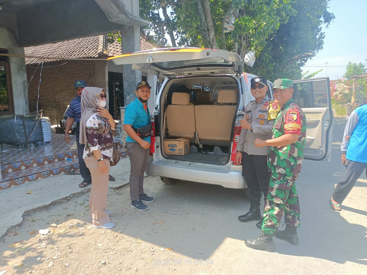 Peduli Warganya, Bhabinkamtibmas Jogomerto Antarkan Berobat ODGJ