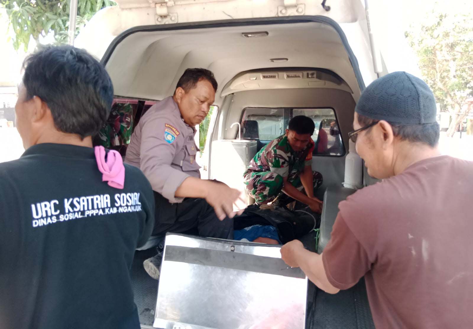 Polres Nganjuk bersama-sama TNI, Pemdes Rowoharjo dan Dinas Kesehatan bantu ODGJ