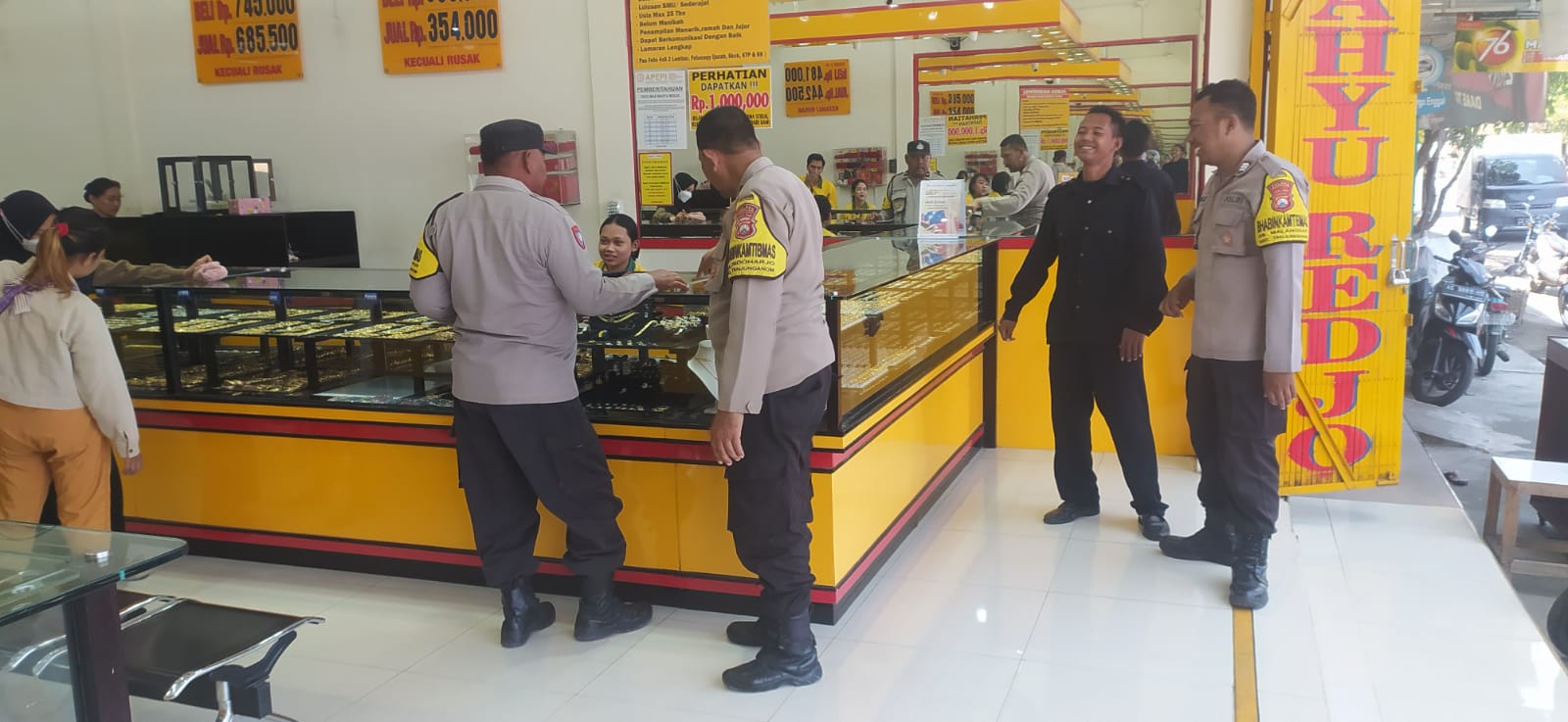 Cegah Aksi Kejahatan, Regu Patroli Polsek Warujayeng Sambangi Pertokoan Emas