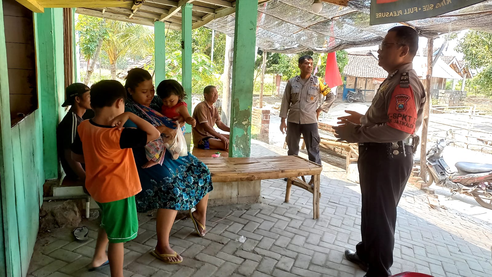 Patroli Dialogis Siang Hari Personel Polsek Jatikalen, Sampaikan Pesan Kamtibmas Kepada Warga