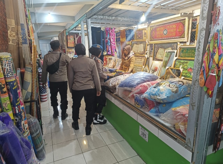Anggota Polsek Kertosono Tingkatkan Keamanan di Pasar Baru Kertosono Melalui Patroli Rutin