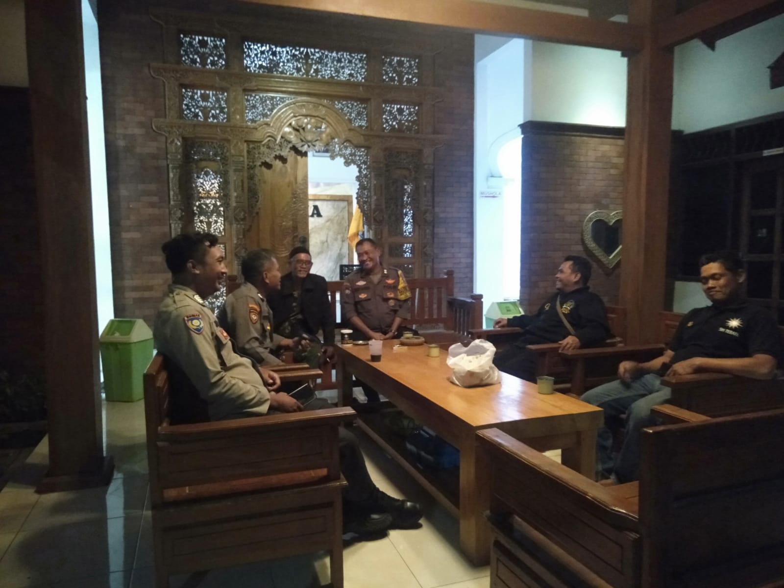 Implementasi SOKO GURU, Patroli Polsek Nganjuk Kota Cangkrukan Bersama Warga PSHT Nganjuk