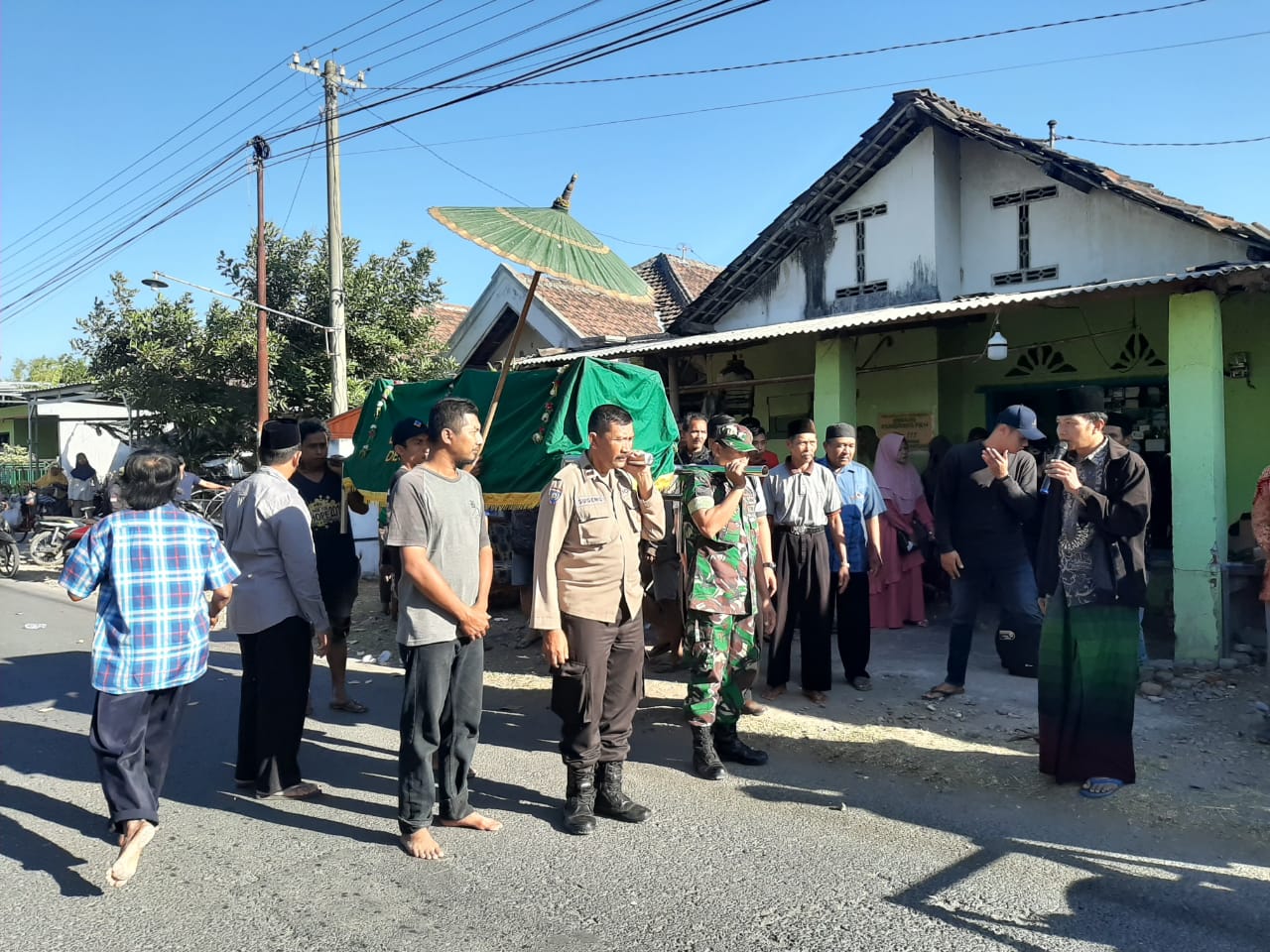 Sampaikan Duka Cita, Bhabinkamtibmas Sidoharjo Takziah Warganya